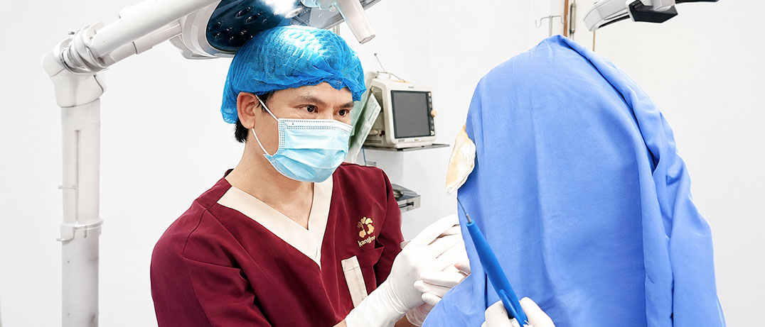 Bác sĩ Viện thẩm mỹ Kangnam Cần Thơ đang thực hiện thủ thuật thẩm mỹ